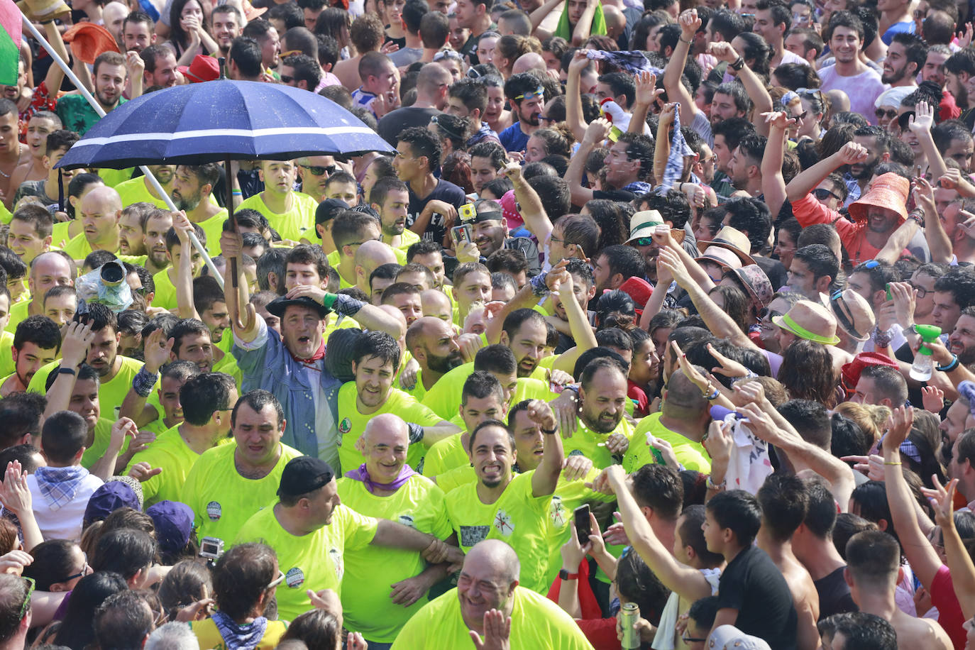 Vitoria ha dado inicio a las fiestas de la Virgen Blanca y una gran multitud de alaveses ha recibido a Celedón.