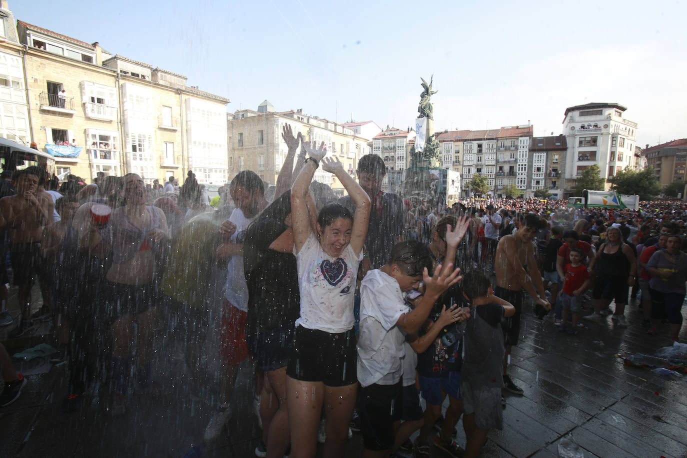 Vitoria ha dado inicio a las fiestas de la Virgen Blanca y una gran multitud de alaveses ha recibido a Celedón.