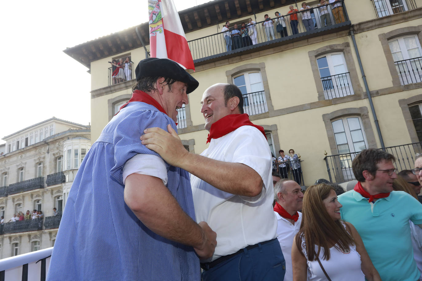 Vitoria ha dado inicio a las fiestas de la Virgen Blanca y una gran multitud de alaveses ha recibido a Celedón.