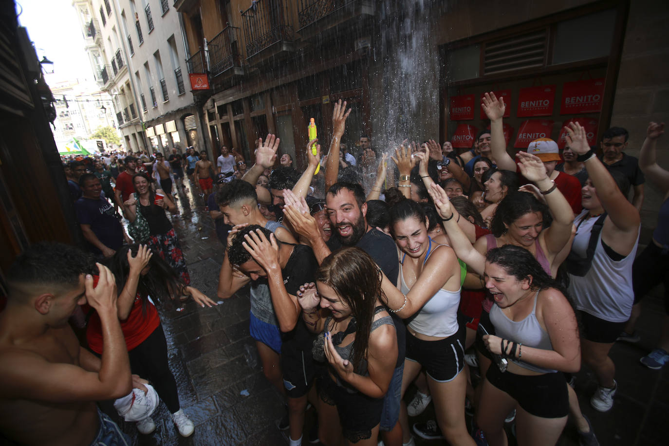 Vitoria ha dado inicio a las fiestas de la Virgen Blanca y una gran multitud de alaveses ha recibido a Celedón.