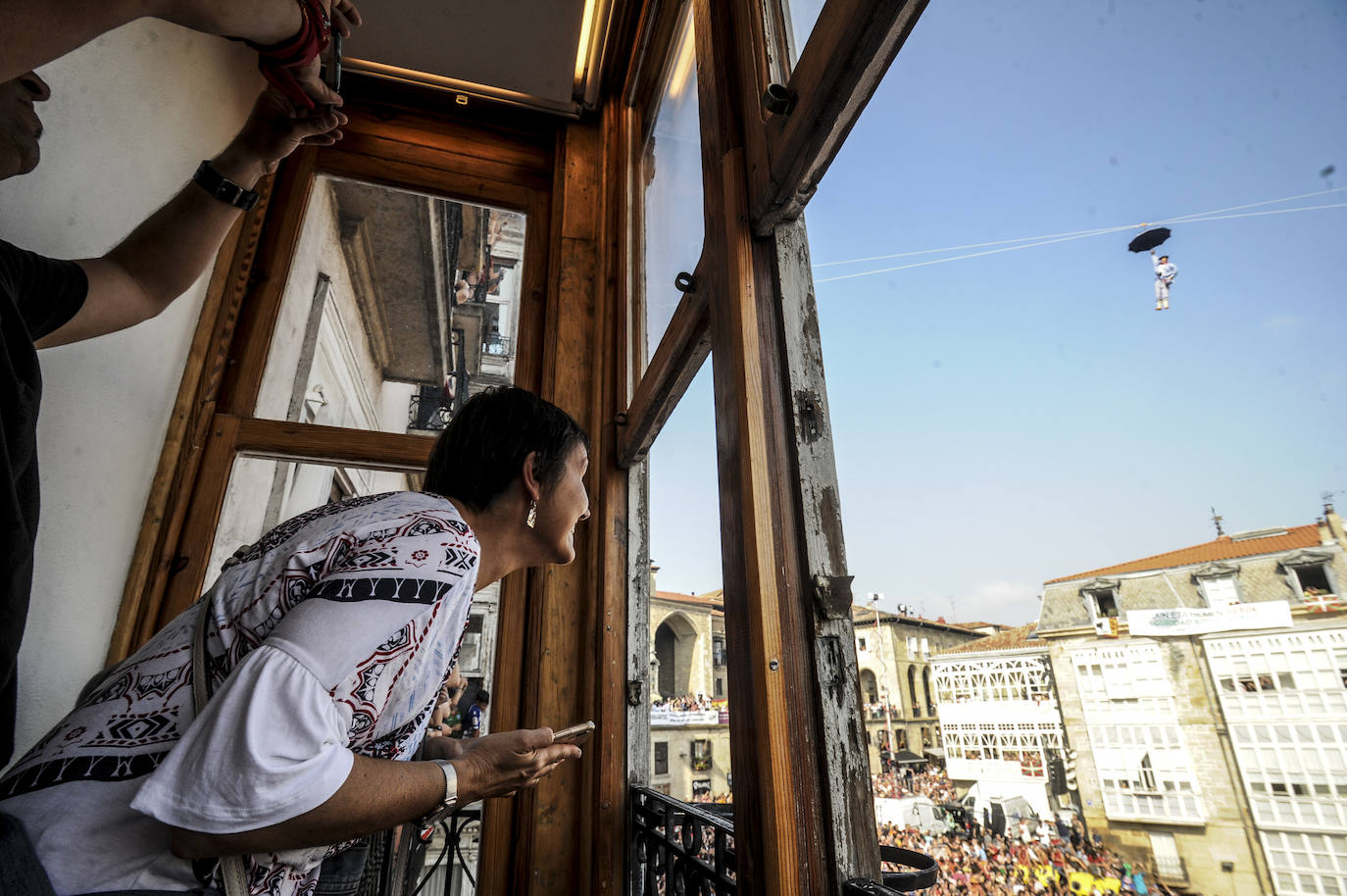 Vitoria ha dado inicio a las fiestas de la Virgen Blanca y una gran multitud de alaveses ha recibido a Celedón.