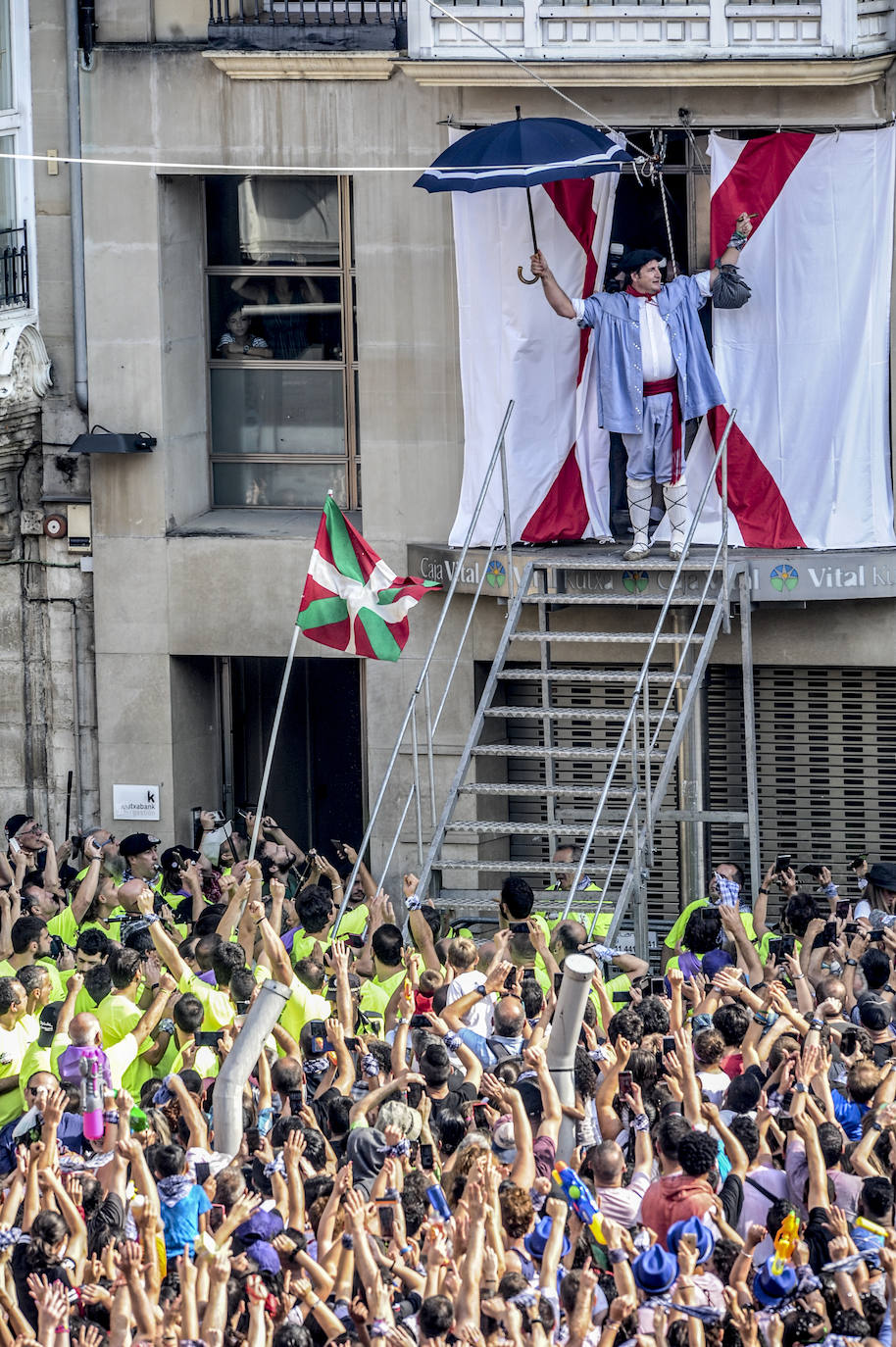 Vitoria ha dado inicio a las fiestas de la Virgen Blanca y una gran multitud de alaveses ha recibido a Celedón.