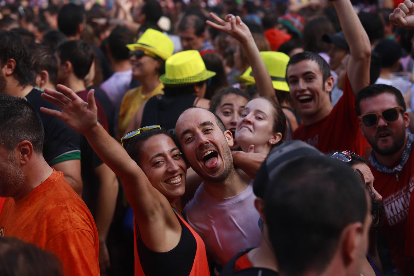 Vitoria ha dado inicio a las fiestas de la Virgen Blanca y una gran multitud de alaveses ha recibido a Celedón.