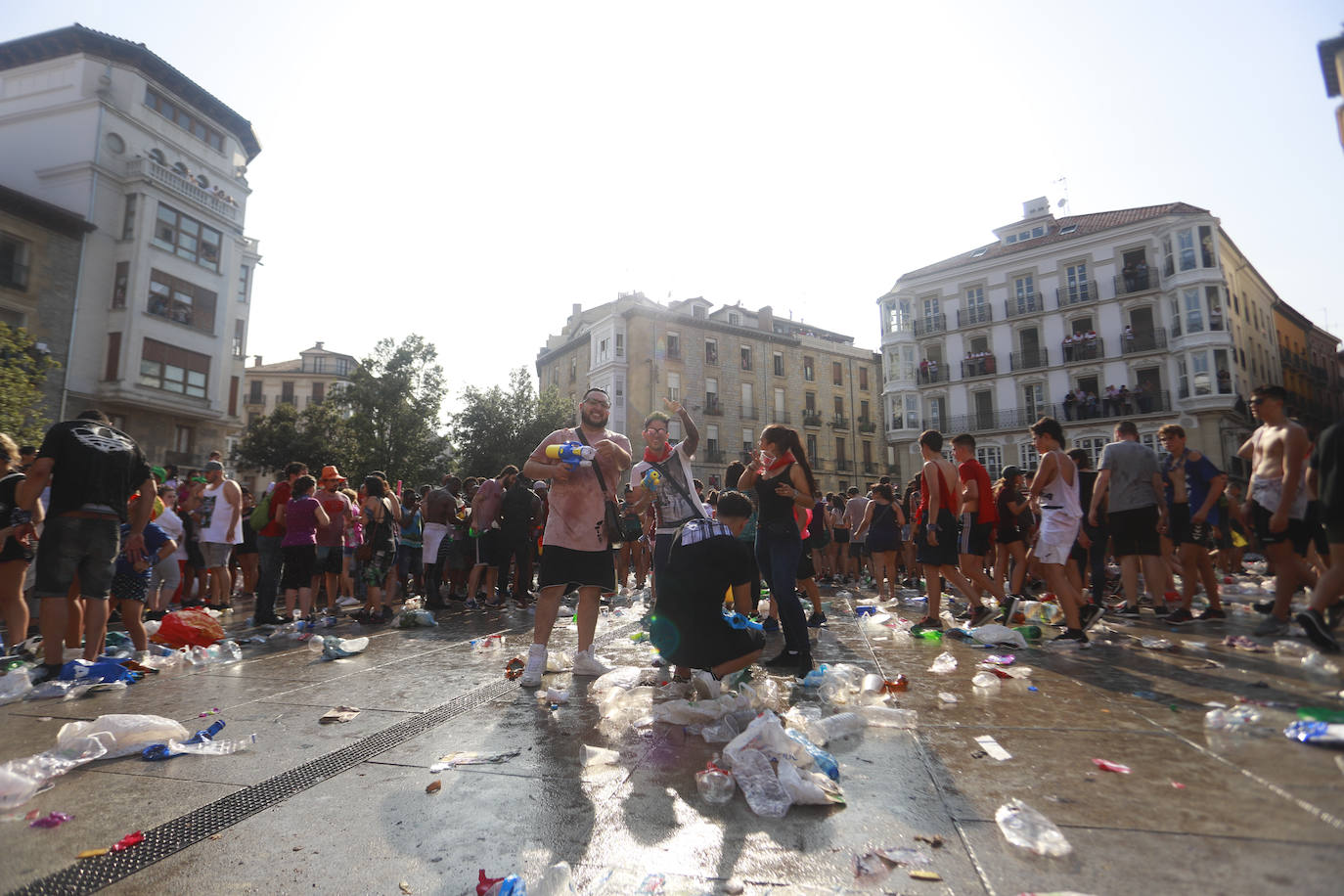 Vitoria ha dado inicio a las fiestas de la Virgen Blanca y una gran multitud de alaveses ha recibido a Celedón.