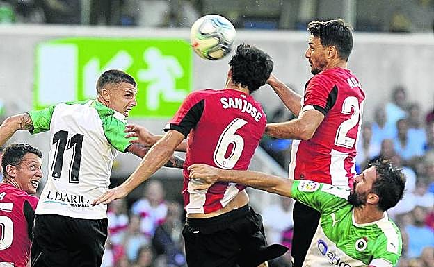 San José y Aduriz, saltan por un balón