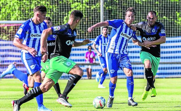 Tomás Pina avanza con la pelota en el amistoso del sábado en Laguardia ante el Racing.