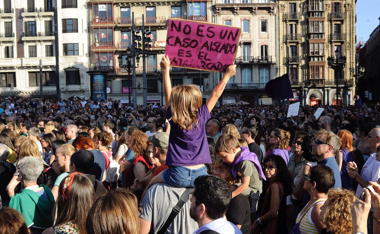 Manifestación en apoyo a la víctima y para manifestar la repulsa por la agresión sexual.