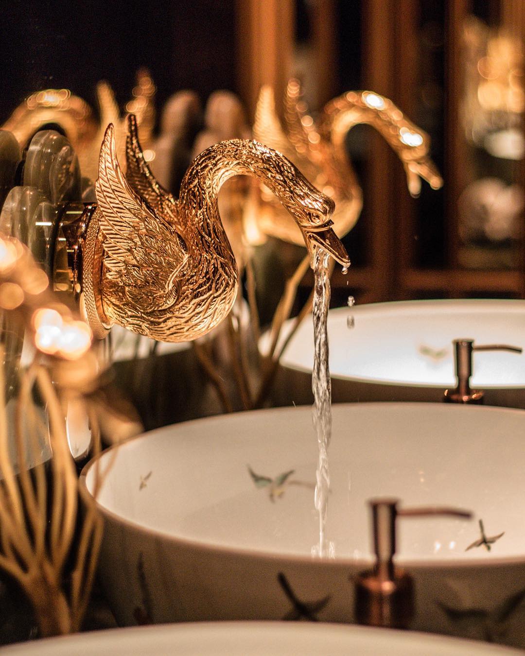 Park Chinois es uno de los restaurantes con cabaret más populares de Londres. Los responsables del local, conscientes del potencial de un buen cuarto de baño, enfocaron en este espacio su reforma. Tanto el papel pintado como las bombillas estilo vela están inspiradas en el Shangai de 1930. Los lavamanos son de mármol pintado a mano y la grifería de oro tiene forma de cisne.