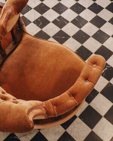 Este hotel y club social, The Ned London, recoge al ambiente más selecto de Londres. En el complejo hay siete restaurantes y sus cuartos de baño se inspiran en la década de 1920.