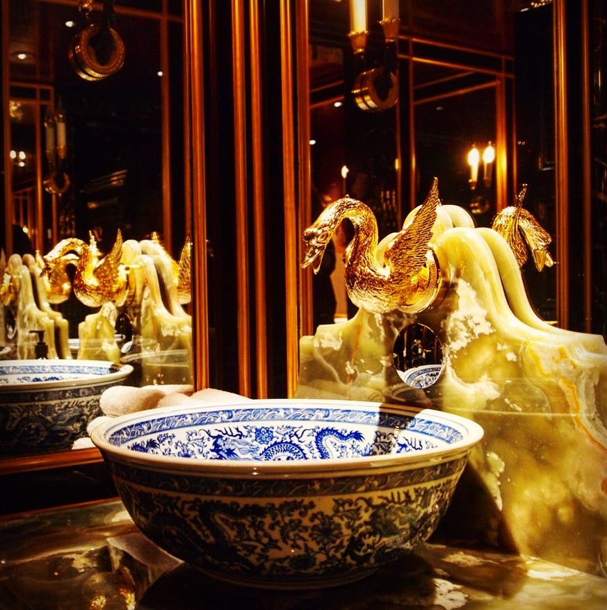 Park Chinois es uno de los restaurantes con cabaret más populares de Londres. Los responsables del local, conscientes del potencial de un buen cuarto de baño, enfocaron en este espacio su reforma. Tanto el papel pintado como las bombillas estilo vela están inspiradas en el Shangai de 1930. Los lavamanos son de mármol pintado a mano y la grifería de oro tiene forma de cisne.