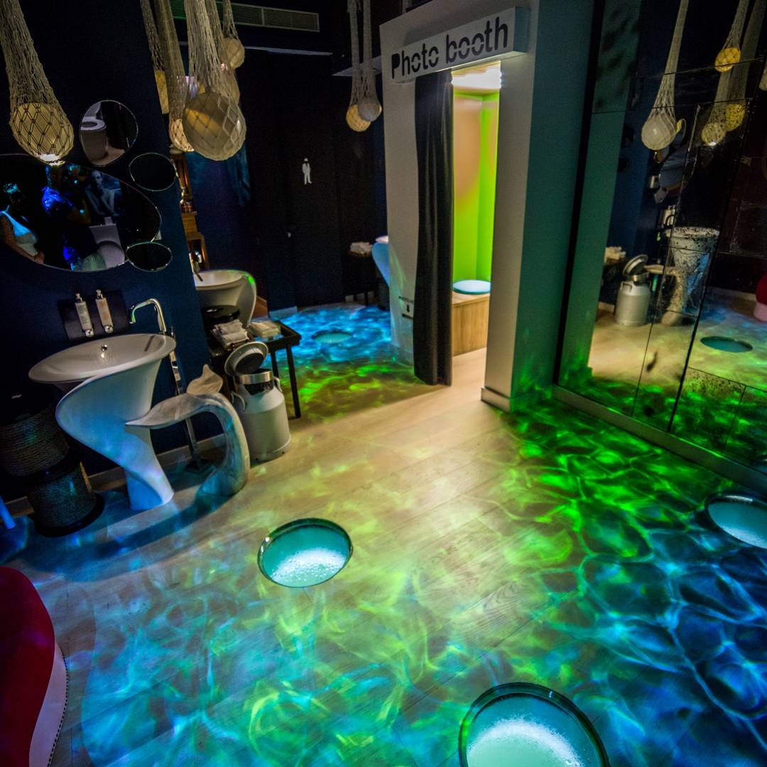 Este hotel de Maldivas, LUX* South Ari Atoll, tiene un cuarto de baño surrealista decorado con piezas sorprendentes: espejos irregulares, luminarias dentro de redes, mobiliario redondeado y lo más llamativo: un fotomatón.