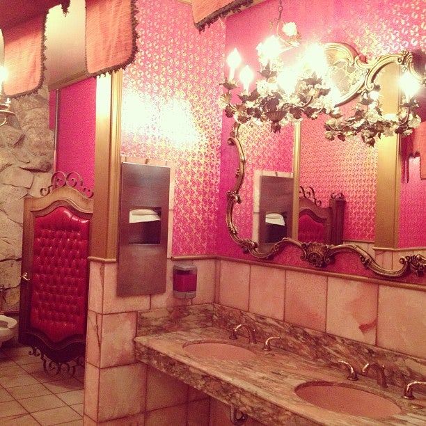 Este excéntrico restaurante de California, Madonna Inn, tiene los cuartos de baño más teatrales del estado. Están decorados en mármol con espejos de oro, candelabros y puertas forradas en cuero almohadillado de color rojo.