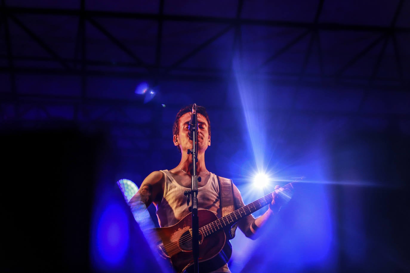 La Maravillosa Orquesta del Alcohol abarrotó la plaza de Los Fueros con una hora y media de concierto en el que no faltaron éxitos como 'Vasos vacíos' y 'PMVR'