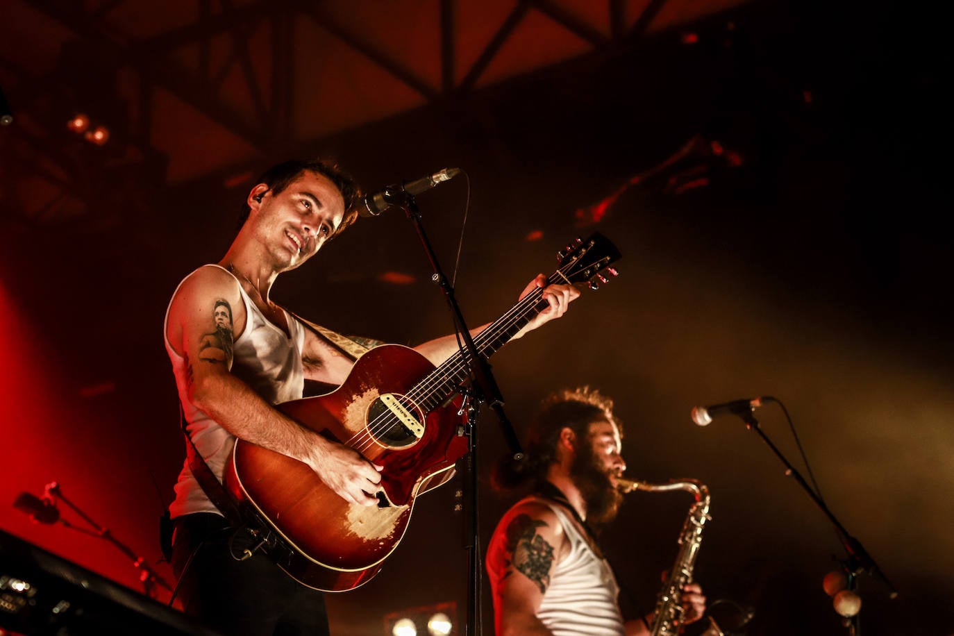 La Maravillosa Orquesta del Alcohol abarrotó la plaza de Los Fueros con una hora y media de concierto en el que no faltaron éxitos como 'Vasos vacíos' y 'PMVR'