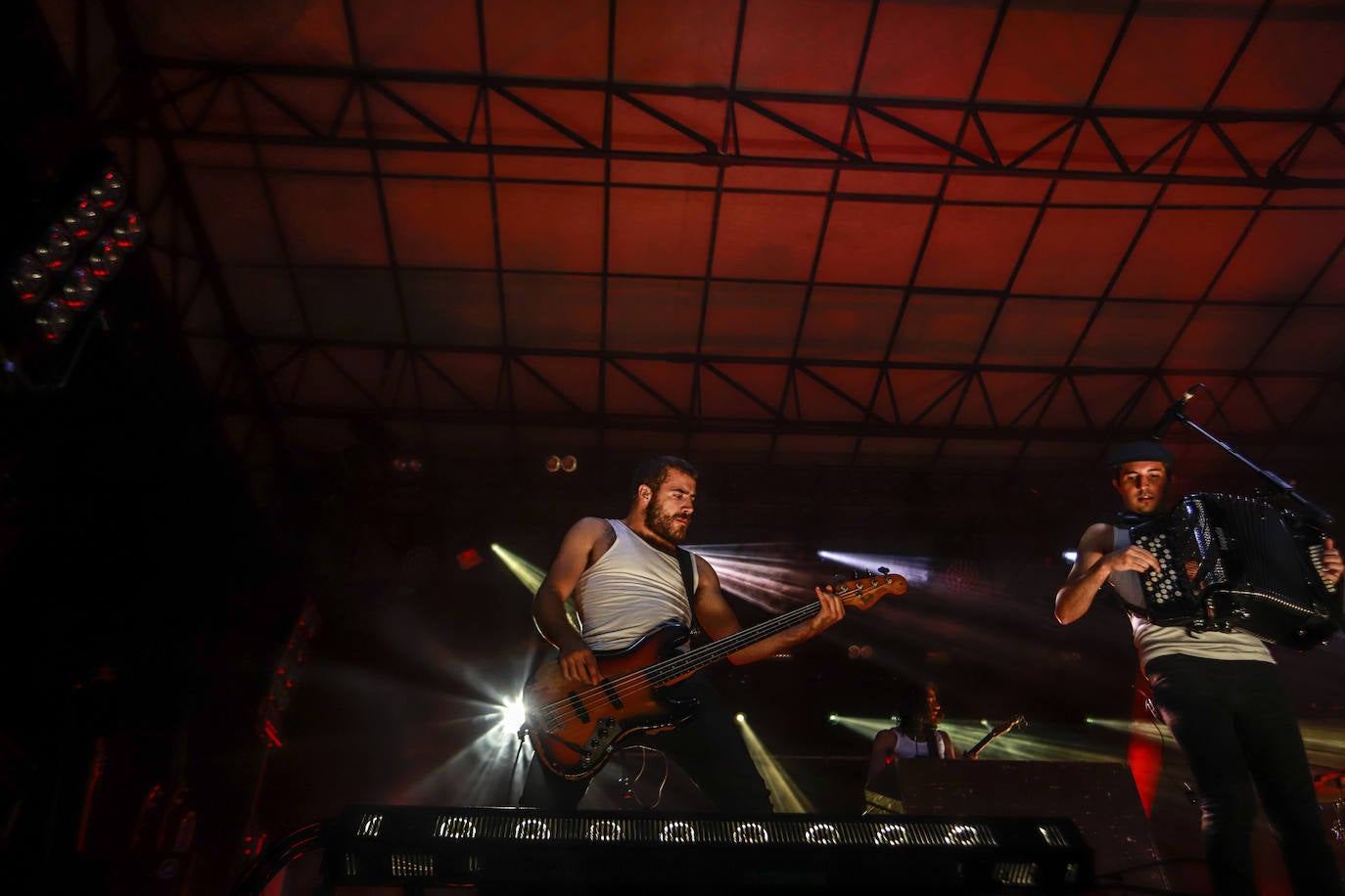 La Maravillosa Orquesta del Alcohol abarrotó la plaza de Los Fueros con una hora y media de concierto en el que no faltaron éxitos como 'Vasos vacíos' y 'PMVR'