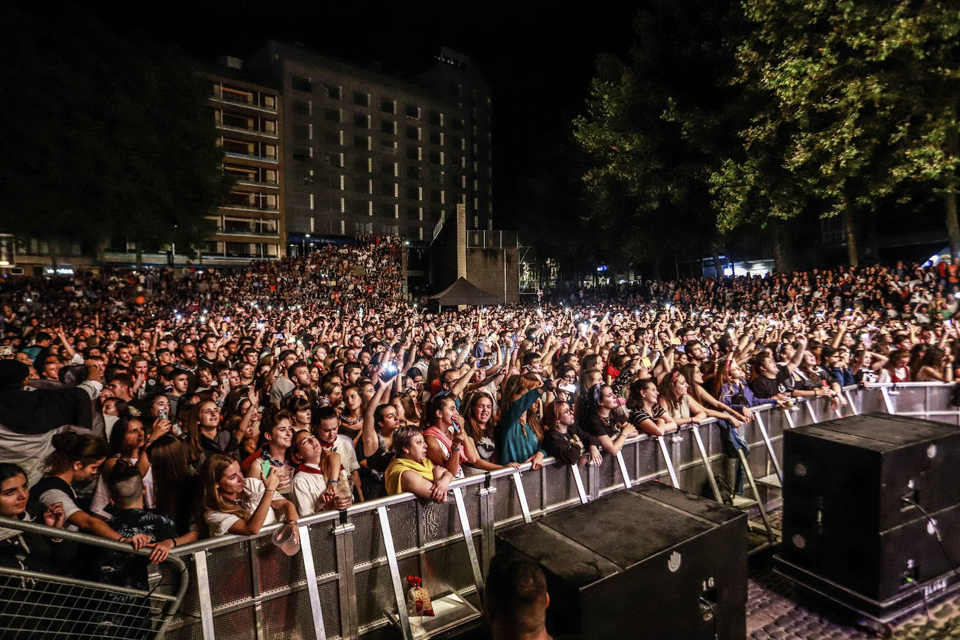 La Maravillosa Orquesta del Alcohol abarrotó la plaza de Los Fueros con una hora y media de concierto en el que no faltaron éxitos como 'Vasos vacíos' y 'PMVR'