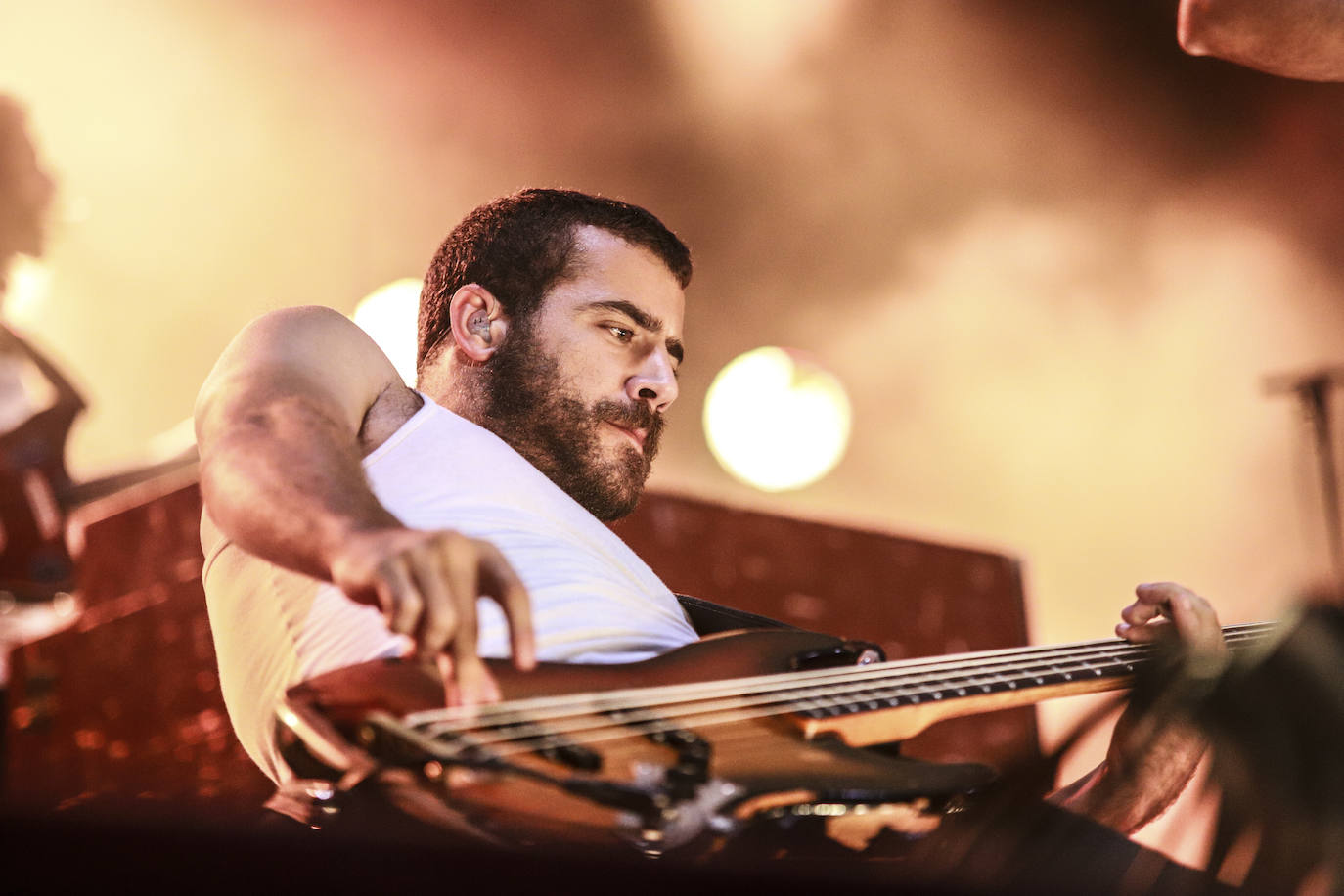 La Maravillosa Orquesta del Alcohol abarrotó la plaza de Los Fueros con una hora y media de concierto en el que no faltaron éxitos como 'Vasos vacíos' y 'PMVR'