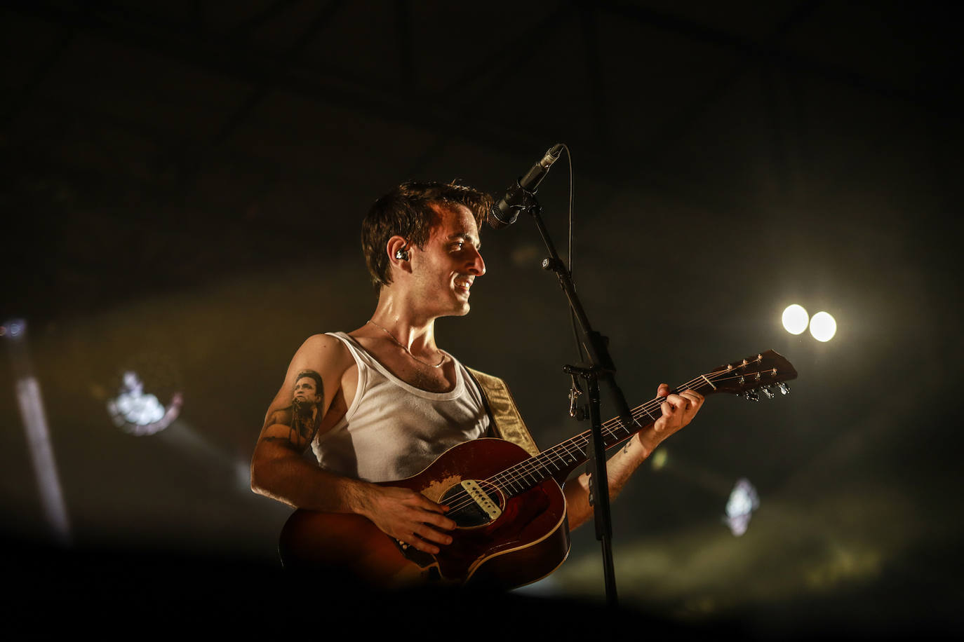 La Maravillosa Orquesta del Alcohol abarrotó la plaza de Los Fueros con una hora y media de concierto en el que no faltaron éxitos como 'Vasos vacíos' y 'PMVR'