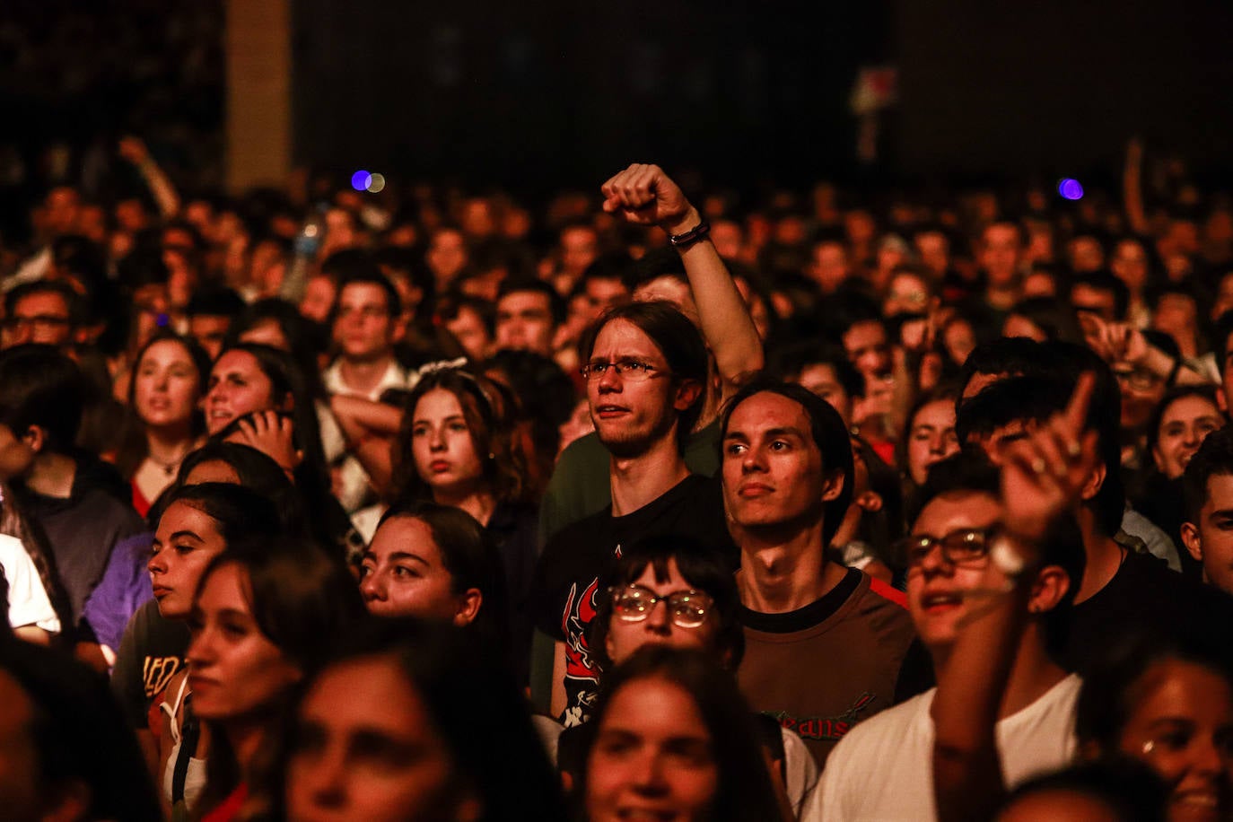 La Maravillosa Orquesta del Alcohol abarrotó la plaza de Los Fueros con una hora y media de concierto en el que no faltaron éxitos como 'Vasos vacíos' y 'PMVR'