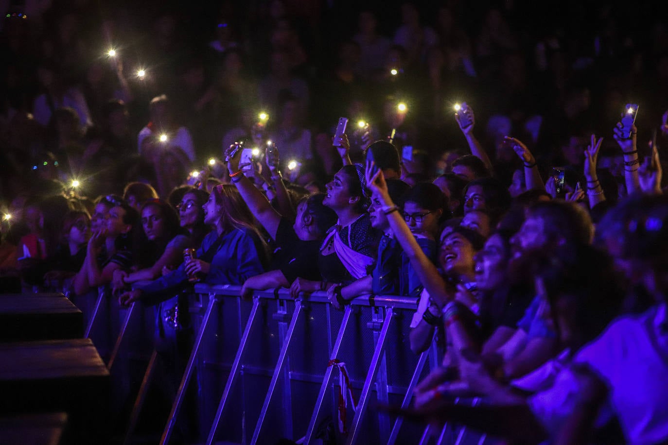 La Maravillosa Orquesta del Alcohol abarrotó la plaza de Los Fueros con una hora y media de concierto en el que no faltaron éxitos como 'Vasos vacíos' y 'PMVR'