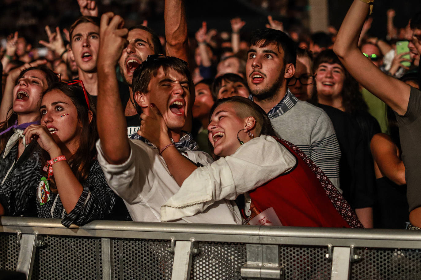 La Maravillosa Orquesta del Alcohol abarrotó la plaza de Los Fueros con una hora y media de concierto en el que no faltaron éxitos como 'Vasos vacíos' y 'PMVR'