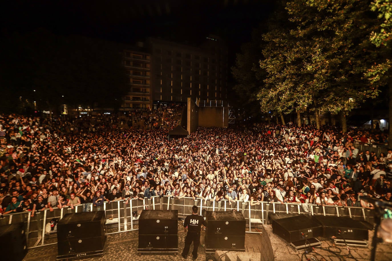 La Maravillosa Orquesta del Alcohol abarrotó la plaza de Los Fueros con una hora y media de concierto en el que no faltaron éxitos como 'Vasos vacíos' y 'PMVR'