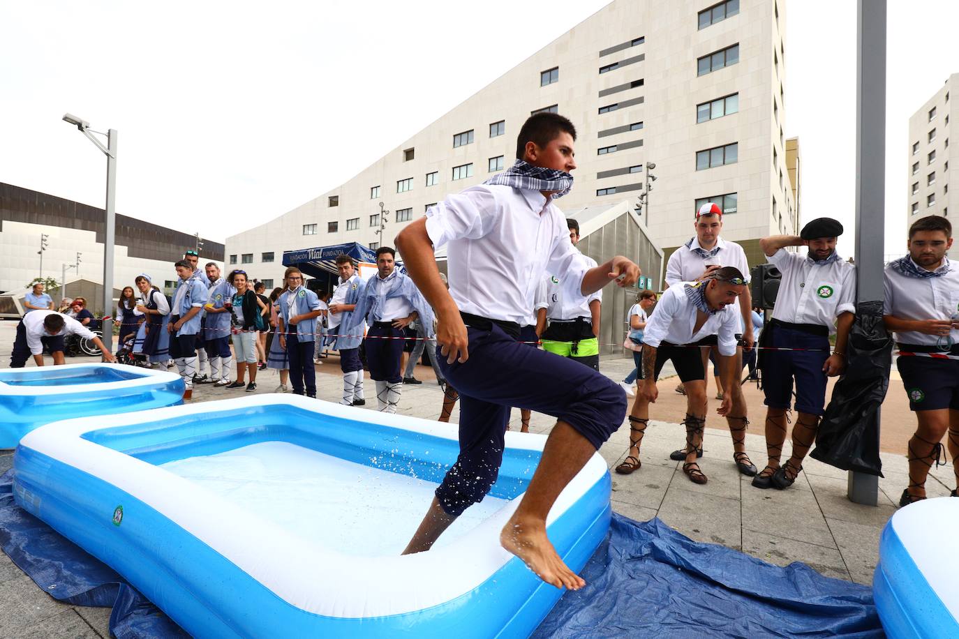 La cuadrilla Gasteiztarrak celebra su tercer Triatlón Blusístico, una cita solidaria con Aspace