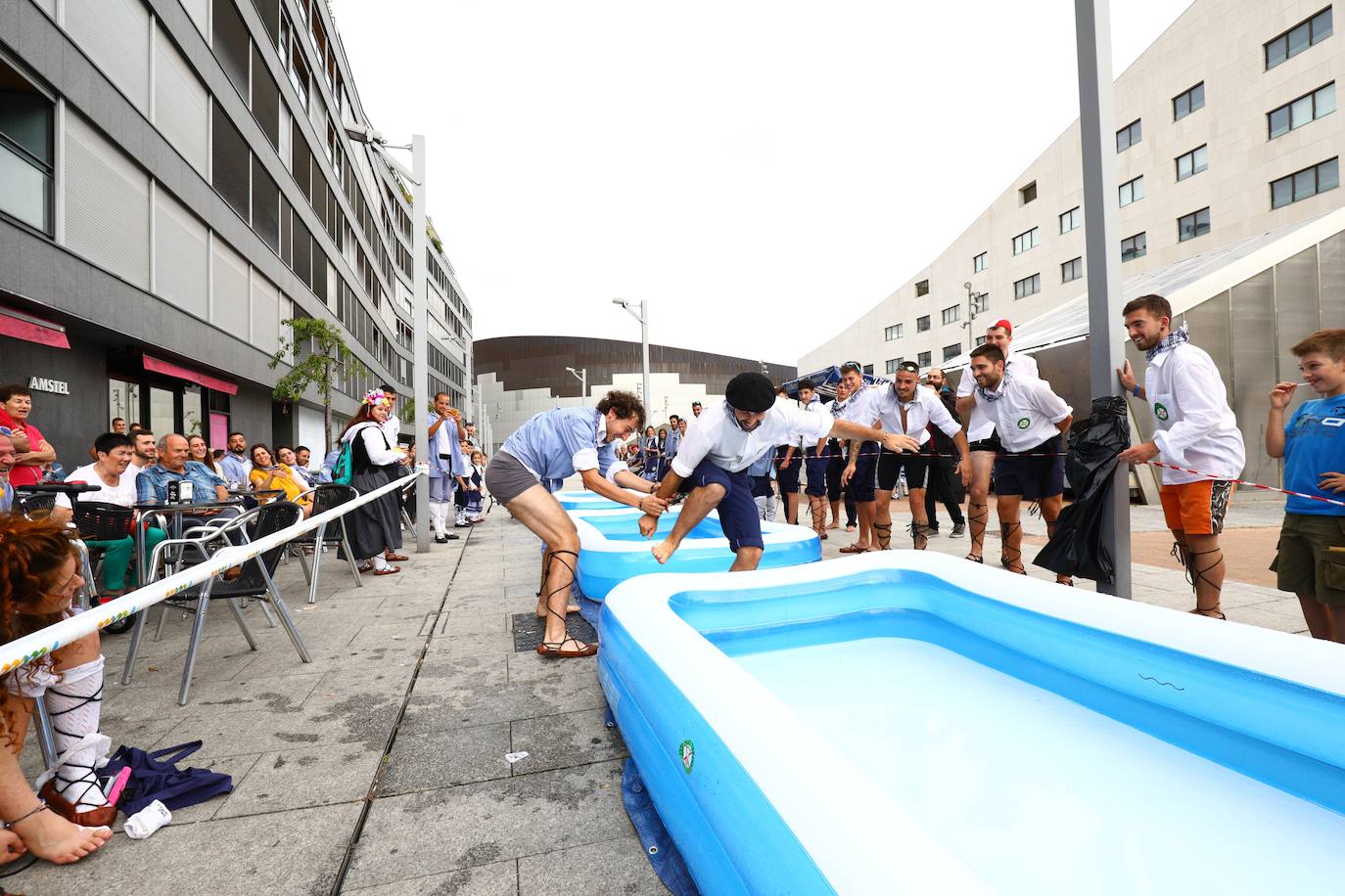 La cuadrilla Gasteiztarrak celebra su tercer Triatlón Blusístico, una cita solidaria con Aspace