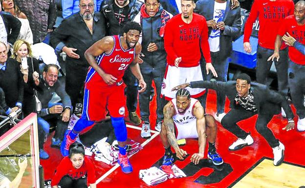 Loyd, con el chandal negro, se hizo mundialmente famaso como extra de la foto del año en la NBA.