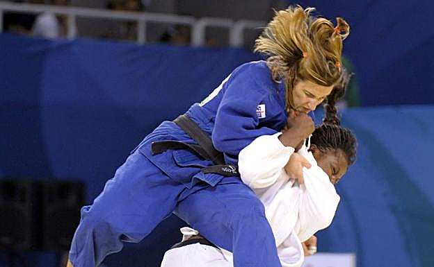 Leire Iglesias compite contra la francesa Gevrise Emane Ekpwa en Pekín 2008. 