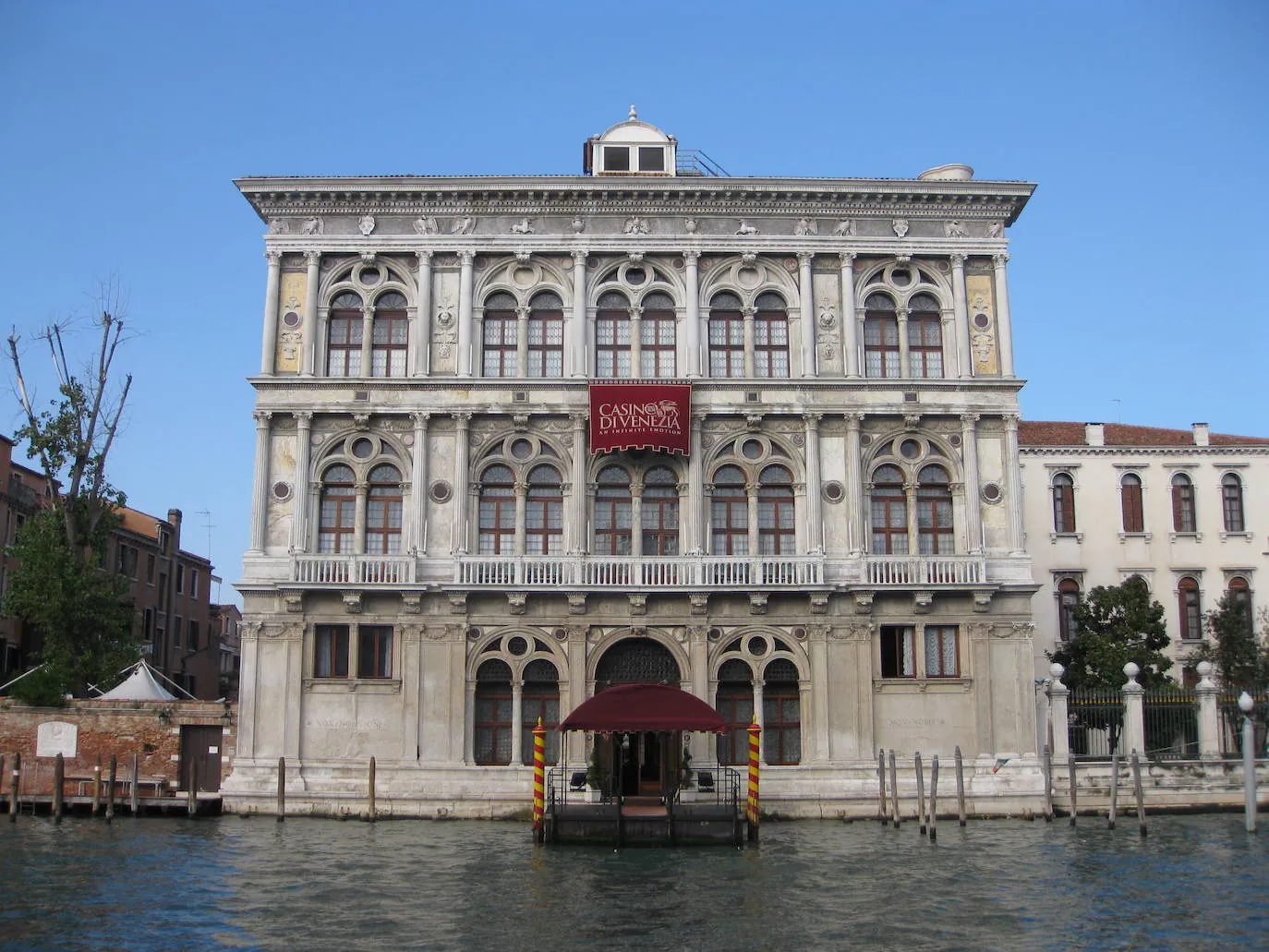 El más antiguo y señorial | Podría ser catalogado como uno de los más bellos, aunque hay mucha competencia, o el más elegante, pero lo que nadie discute es que es el más antiguo. Tiene medio milenio de vida y más de 450 años como casino (el de Mónaco es de 1856). El Casino di Venezia o Casino Ca´Vendramin Calergi se encuentra en el Gran Canal de Venecia, en un gran palacio de la época del Renacimiento, ya que se empezó a construir en 1489, abriendo sus puertas en 1509 y se convirtió en casino en 1638. El palacio está ornamentado con columnas de estilo clásico grecorromano en cada nivel de la fachada y sus opulentos trabajos de pintura, escultura y candelabros, hacen que la decoración interior del casino sea incluso más gloriosa que la fachada. Los techos están pintados por Mattia Bortoloni, maestro de arte barroco. Una curiosidad es que aquí murió el afamado compositor Richard Wagner de un infarto cuando tenía 69 años. Por esta razón dentro de las instalaciones del Casino di Venezia se encuentra el Museo Wagner que cuenta con una gran colección de objetos pertenecientes al compositor. 