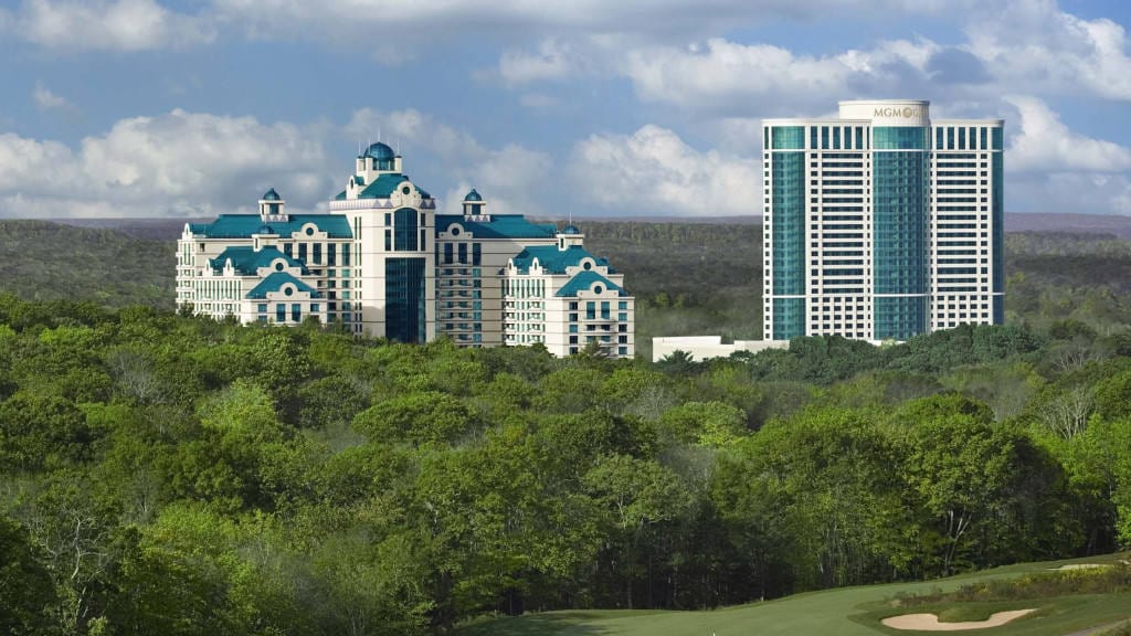 Un casino de una tribu india... y cientos más | Aunque no es el más grande es uno de los mayores. El Foxwoods Resort Casino, situado en Ledyard, Conneticut en Estados Unidos cuenta con 4.800 máquinas tragaperras y unas 380 mesas de juego y tiene la mayor sala de póker de toda la costa Este americana y hasta 22 tipos de juegos distintos, algunos raramente conocidos. Pero lo más peculiar de este casino es que su propietario es la tribu india Mashantucket Pequot, reconocida federalmente y ubicada en una de las reservas más antiguas que existen, nada extraño si se tiene en cuenta que otros 376 casinos pertenecen a distintas tribus y familias indígenas americanas en Estados Unidos. La tribu es uno de los mayores contribuyentes de ingresos y los empleadores más grandes de Connecticut. Ha acogido a más de 330 millones de visitantes desde 1992 y ha contribuido con más de 4.000 millones en ingresos de tragamonedas al Estado.