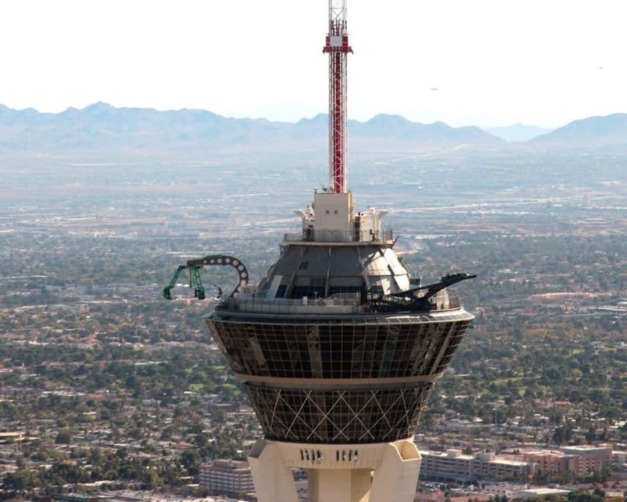 El más alto... y con un parque de atracciones | Aunque es uno de los muchos que existen en Las Vegas, lo peculiar del Stratosphere Las Vegas Hotel & Casino es que su sala de juego se encuentra a unos 1.200 metros de altura. Se trata de la torre de observación independiente más alta de los Estados Unidos y una de las atracciones más emocionantes entre los resorts de Las Vegas. Además de la emoción del juego, este casino es todo un parque de atracciones situado en la parte más alta del hotel. Allí está el Big Shot, una torre de caída, a 329 metros de altura a una velocidad cuatro veces mayor que cualquier fuerza gravitatoria. Insanity the Ride es la segunda atracción más alta del mundo y hace que las personas cuelguen sobre el borde de la torre y luego giren de forma circular a gran velocidad. X-Scream es una montaña rusa para descargar adrenalina por los cuatro costados... Y por último, Sky Jump, una caída controlada tipo puenting que hace bajar de formar rapidísima los 110 pisos del hotel. 