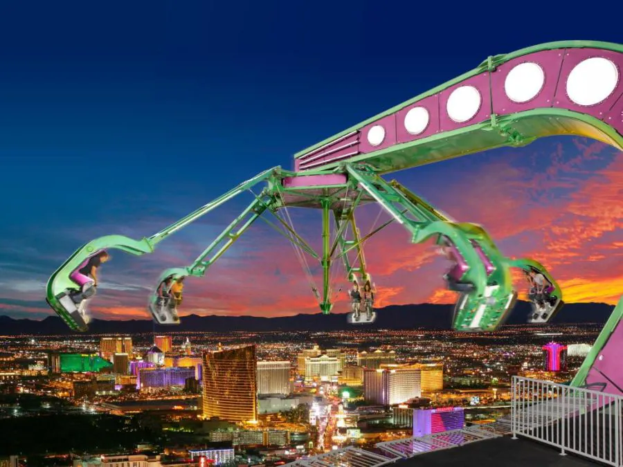 El más alto... y con un parque de atracciones | Aunque es uno de los muchos que existen en Las Vegas, lo peculiar del Stratosphere Las Vegas Hotel & Casino es que su sala de juego se encuentra a unos 1.200 metros de altura. Se trata de la torre de observación independiente más alta de los Estados Unidos y una de las atracciones más emocionantes entre los resorts de Las Vegas. Además de la emoción del juego, este casino es todo un parque de atracciones situado en la parte más alta del hotel. Allí está el Big Shot, una torre de caída, a 329 metros de altura a una velocidad cuatro veces mayor que cualquier fuerza gravitatoria. Insanity the Ride es la segunda atracción más alta del mundo y hace que las personas cuelguen sobre el borde de la torre y luego giren de forma circular a gran velocidad. X-Scream es una montaña rusa para descargar adrenalina por los cuatro costados... Y por último, Sky Jump, una caída controlada tipo puenting que hace bajar de formar rapidísima los 110 pisos del hotel. 