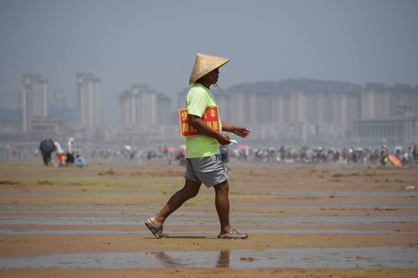 La playa de Qingdao en la provincia de Shadong, es una de las playas más concurridas de China. Aquí, la gente, busca un lugar donde refrescarse del azotador calor