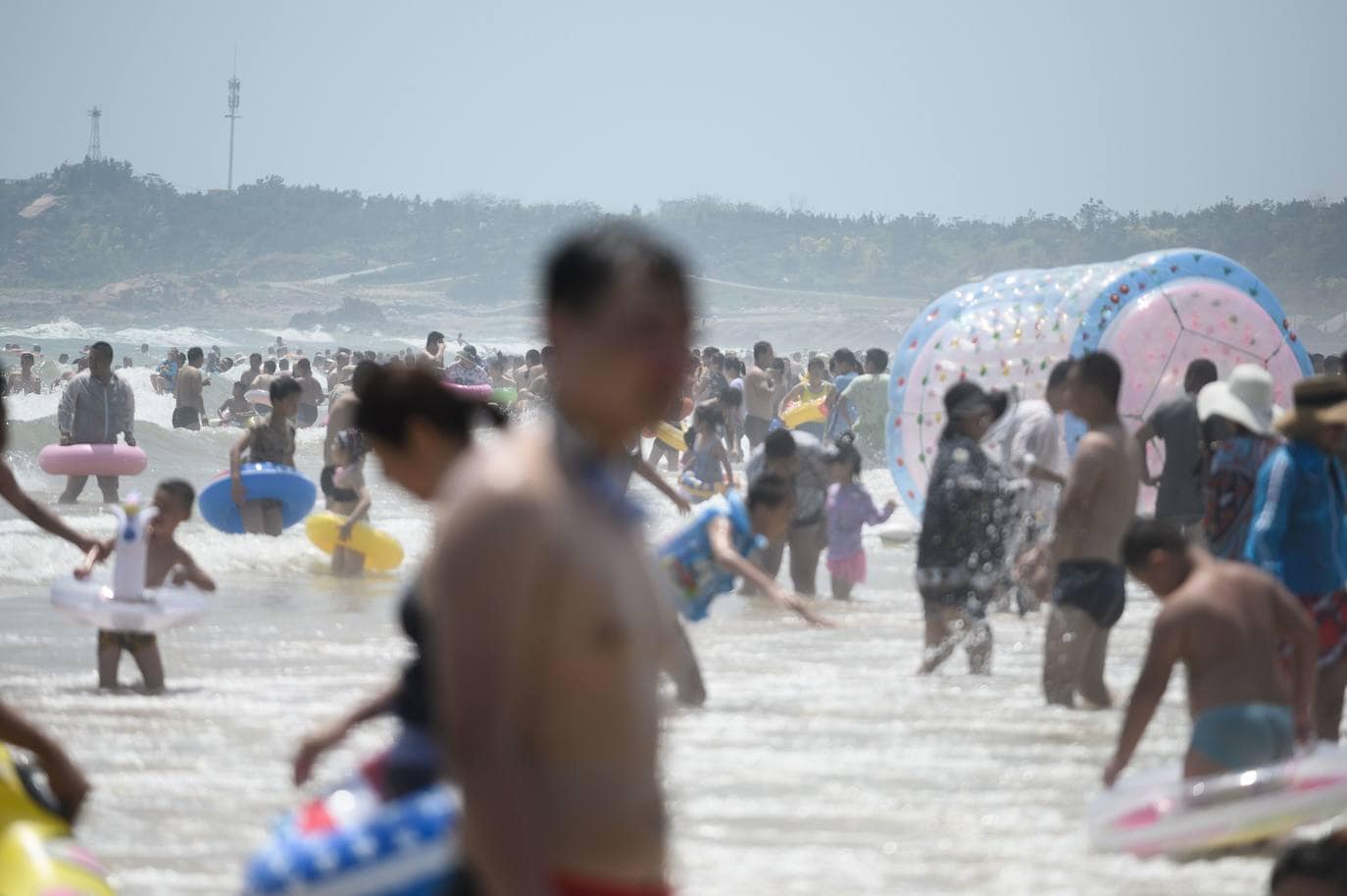 La playa de Qingdao en la provincia de Shadong, es una de las playas más concurridas de China. Aquí, la gente, busca un lugar donde refrescarse del azotador calor