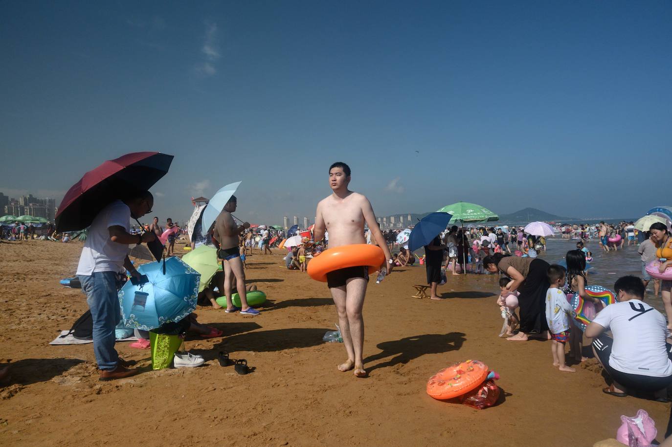 La playa de Qingdao en la provincia de Shadong, es una de las playas más concurridas de China. Aquí, la gente, busca un lugar donde refrescarse del azotador calor