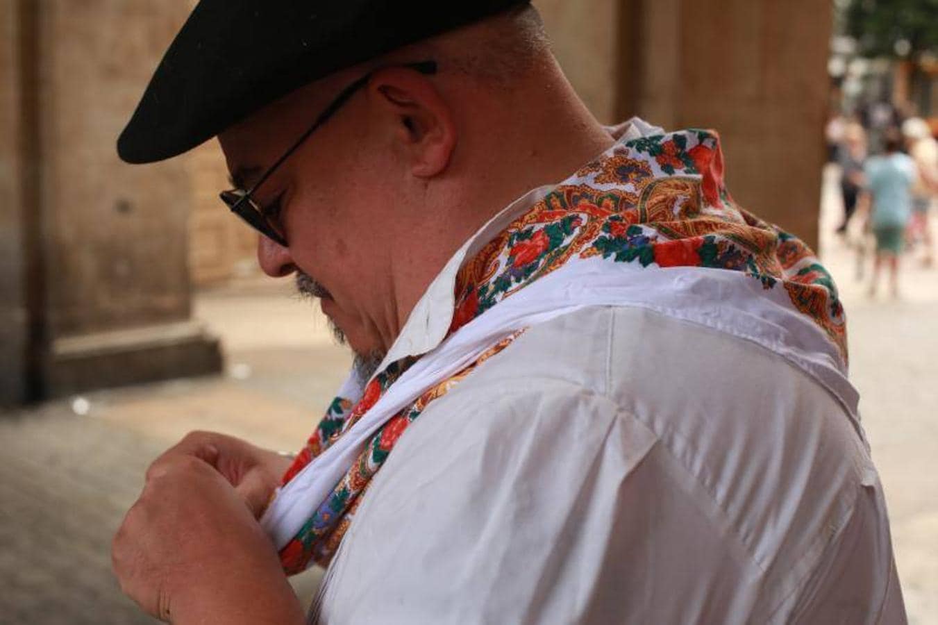 Gorka Valdecantos viste el traje de gala de cada edición de las fiestas de La Blanca completando el look con txapela y un pañuelo con flores regalo de su mujer.