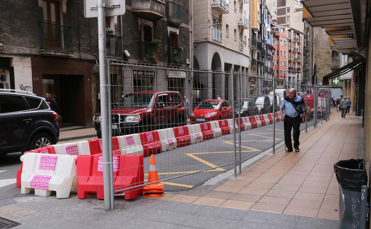 El acceso de vehículos a Fermín Calbetón está prohibido desde el pasado lunes.