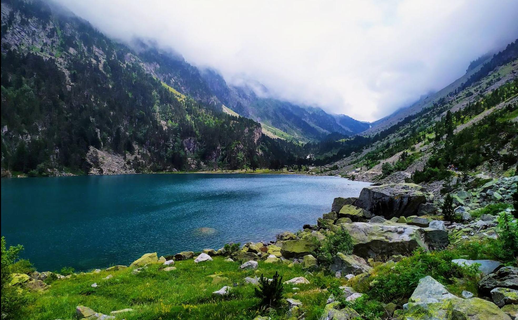 El lago de Gaube y sus aguas entre azul y verde turquesa.