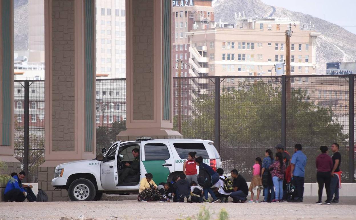 Migrantes centroamericanos son detenidos por la patrulla fronteriza estadounidense después de cruzar la barda fronteriza que divide a México de este país. 