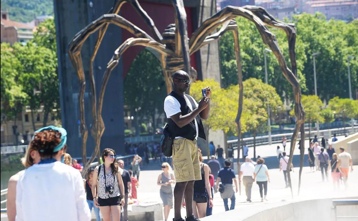 Turistas en el entorno del Guggenheim.