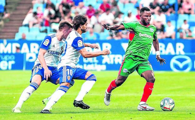 Wakaso controla un balón asediado por la medular del Zaragoza a la que no se supo imponer en ningún momento. 