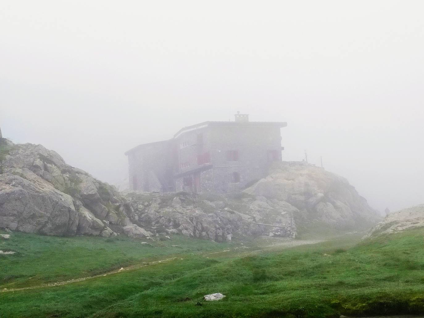 La espesa niebla apenas permitía ver el refugio