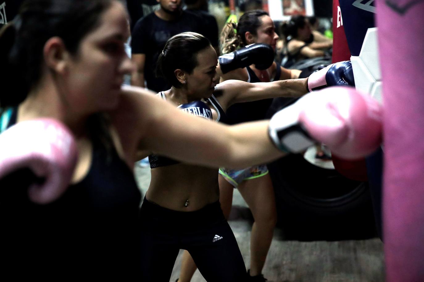 En el gimnasio de Panamá convertido en santuario en memoria de el excampeón mundial Roberto «Manos de Piedra» Durán, entrenan a diario decenas de personas para aprender a boxear como lo hacía la leyenda viva del boxeo. 