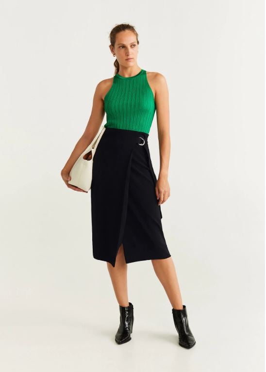 Cruzada y con hebilla. De Mango.