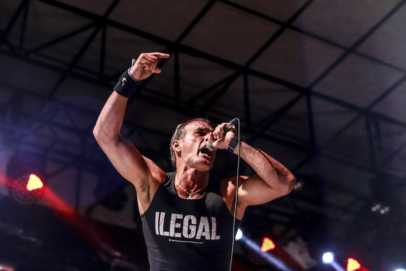 Evaristo Páramos, líder de la banda de Salvatierra, se ríe del lenguaje inclusivo en un concierto falto de ritmo donde cargó contra el Ayuntamiento de Vitoria