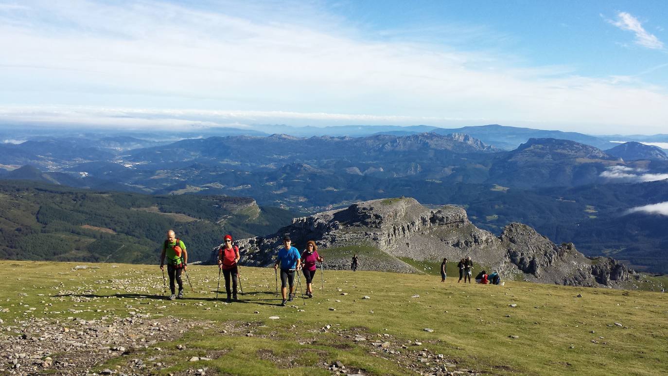 Varias personas ascienden al Gorbea