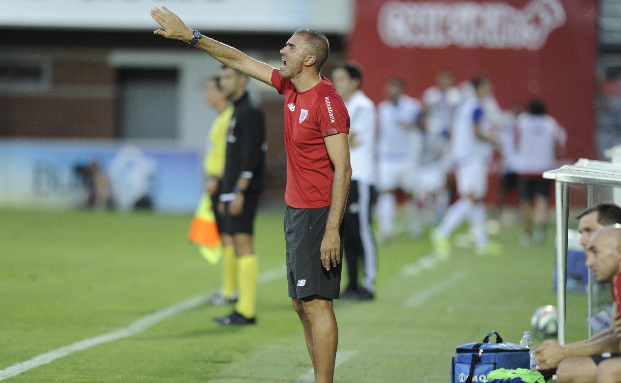 Garitano da instrucciones a sus hombres desde la banda. 