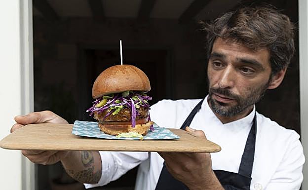 Eduardo Quintana muestra su versión de la hamburguesa.